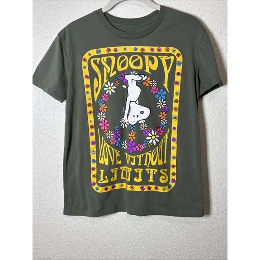 Peanuts Snoopy Love Without Limits Graphic T-Shirt Gray Medium Flower Peace 2023